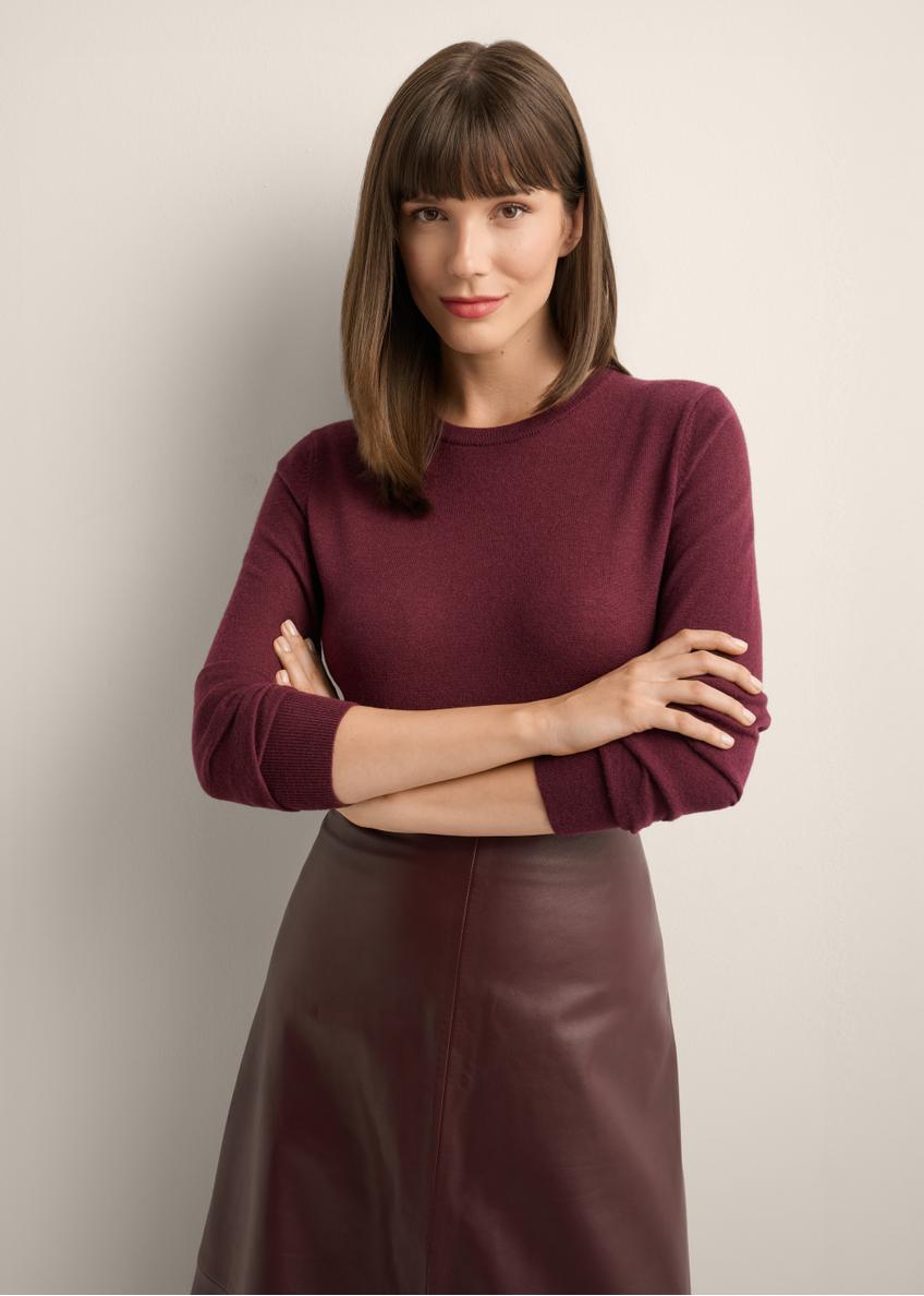 Wełniany sweter w kolorze bordowym SWEDT-0267-4D(Z26), widok produktu z przodu na modelce. Widoczna połowa sylwetki.