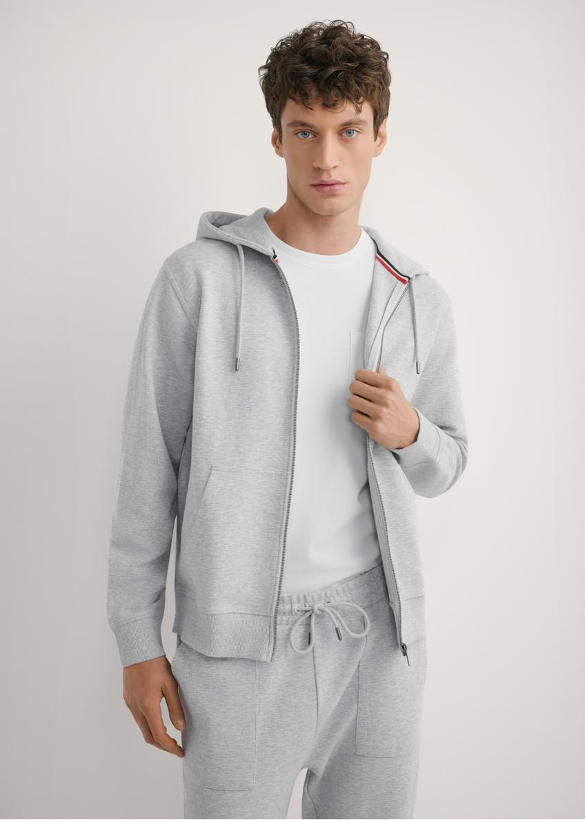 Szara bluza męska z kapturem BLZMT-0079-9A(W26), widok produktu z przodu na modelu. Widoczna połowa sylwetki.