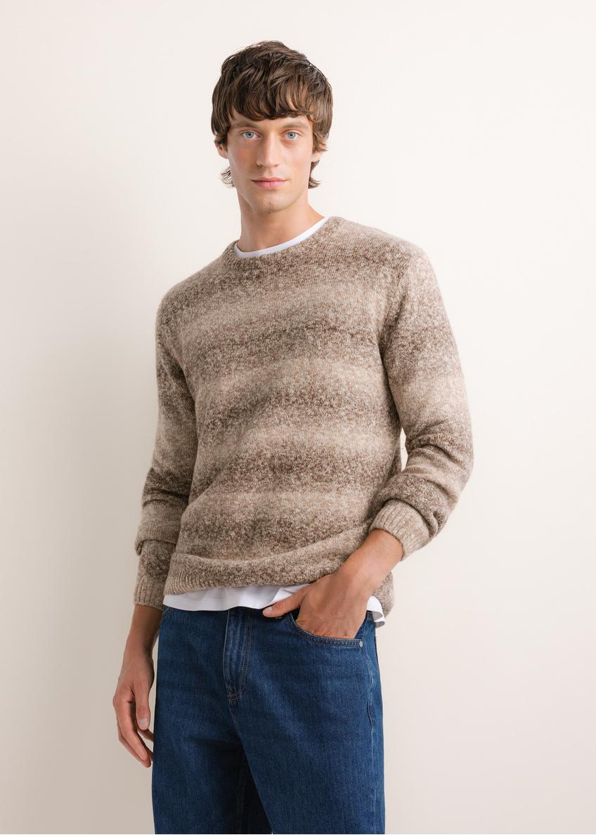 Brązowy sweter męski w paski SWEMT-0219-1I(Z26), widok produktu z przodu na modelu. Widoczna połowa sylwetki.