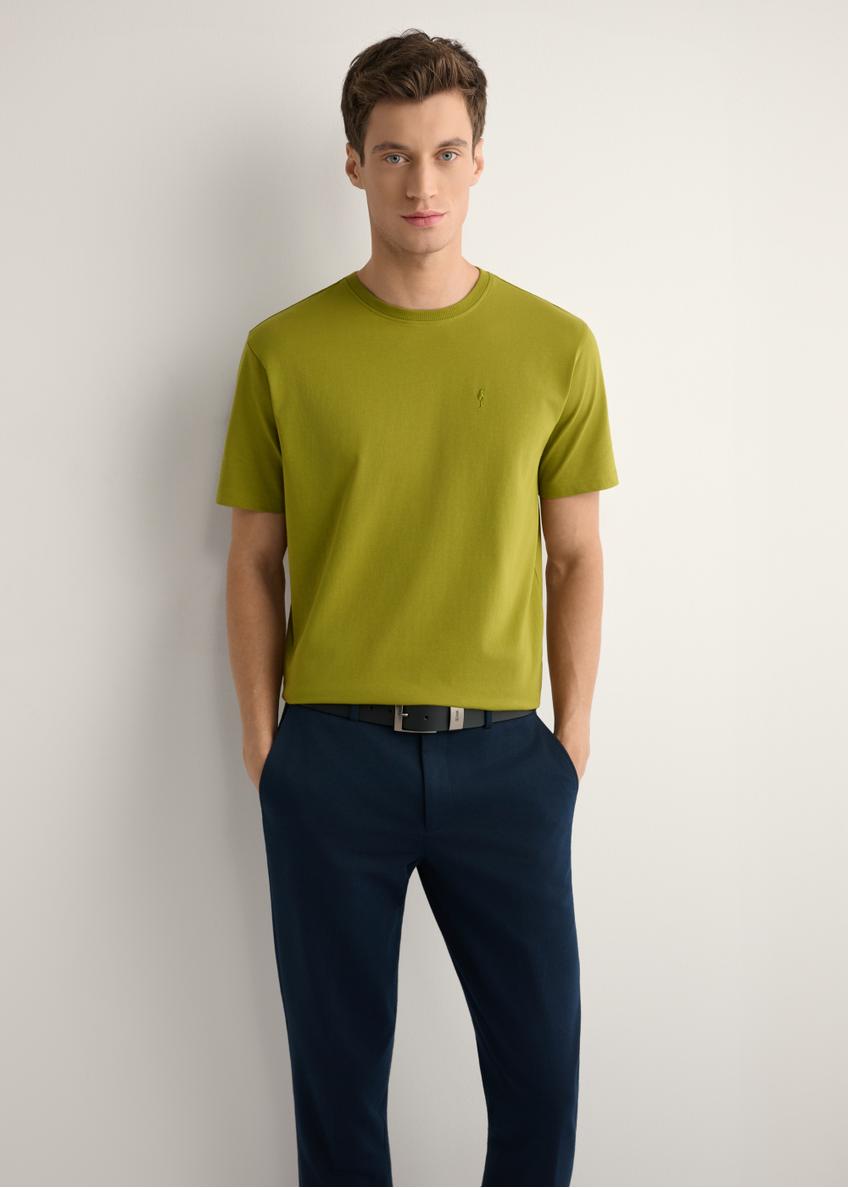 Oliwkowy T-shirt męski TSHMT-0120-8E(W26), widok produktu z przodu na modelu. Widoczna połowa sylwetki.