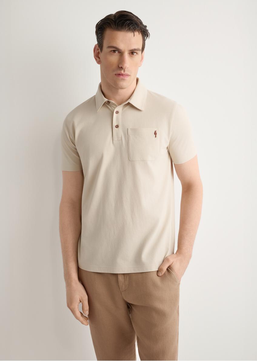 Męska koszulka polo w kolorze jasnego beżu POLMT-0088-1A(W26), widok produktu z przodu na modelu. Widoczna połowa sylwetki.