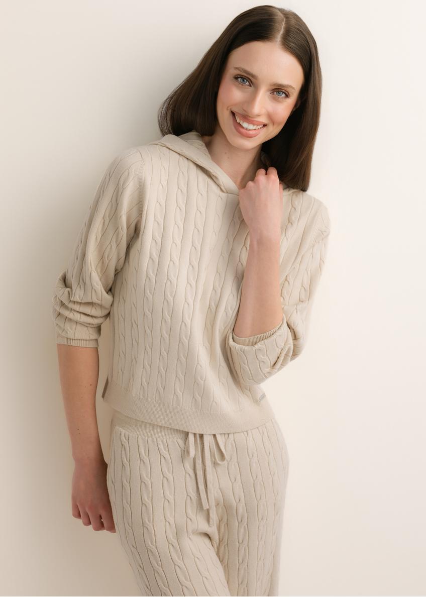 Beżowy sweter damski z kapturem BLZDT-0124-1A(Z26), widok produktu z przodu na modelce. Widoczna połowa sylwetki.