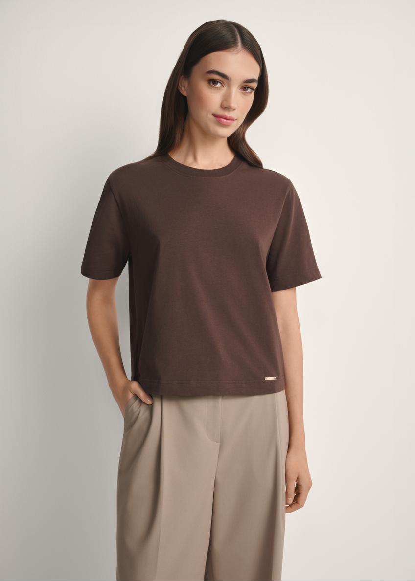 Bawełniany brązowy T-shirt damski TSHDT-0138-1I(W26), widok produktu od przodu na modelce, widoczna połowa sylwetki.