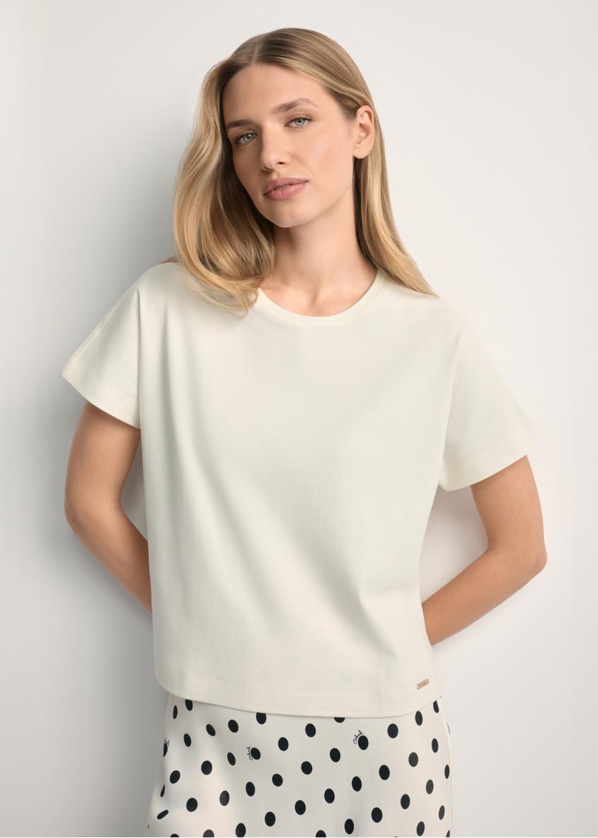 Kremowy t-shirt damski z bawełny merceryzowanej TSHDT-0154-0B(W26) -widok produktu z przodu, na jasnym tle. Widoczna połowa sylwetki.