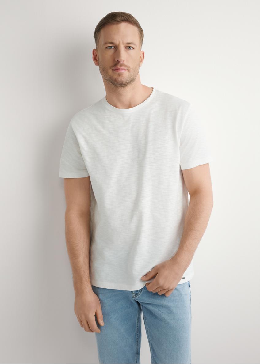Bawełniany T-shirt męski w kolorze białym TSHMT-0149-0B(W26), widok produktu z przodu na modelu. Widoczna połowa sylwetki.