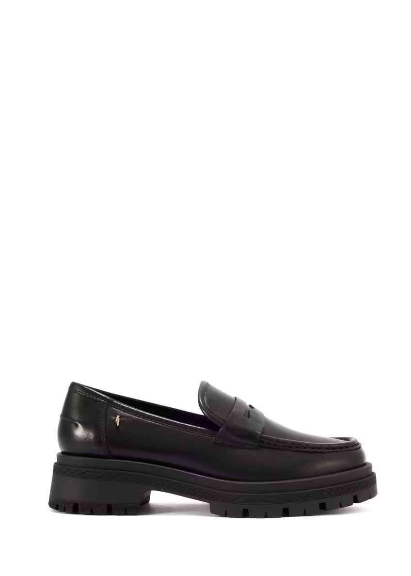 Czarne skórzane loafersy damskie BUTYD-1069-99(W26) - widok produktu z boku, na białym tle.