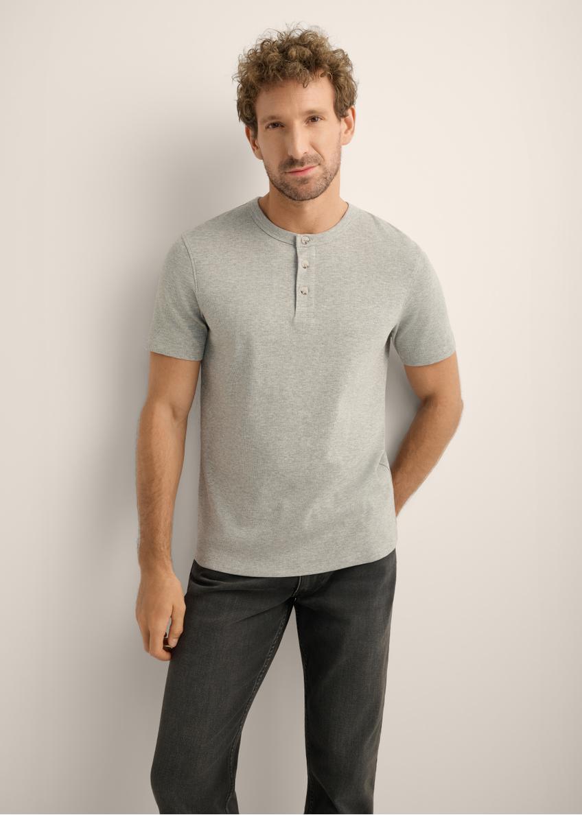 Szary prążkowany t-shirt męski TSHMT-0159-9B(Z26), widok produktu od przodu na modelu. Widoczna połowa sylwetki.