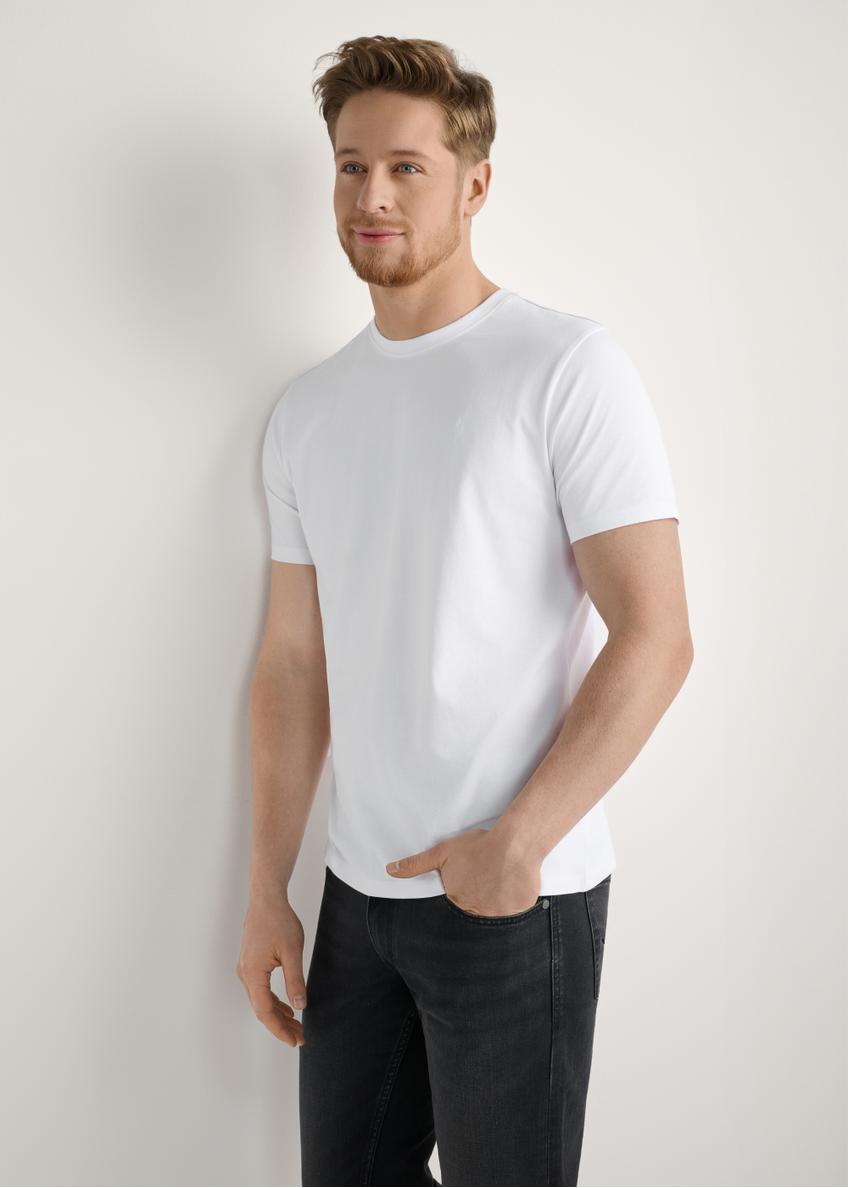 Biały T-shirt męski TSHMT-0120-0B(W26), widok produktu od przodu na modelu, widoczna połowa sylwetki.