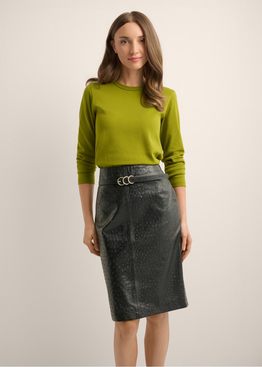 Oliwkowy bawełniany longsleeve damski LSLDT-0052-8E(Z26), widok produktu z przodu na modelce. Widoczna połowa sylwetki.