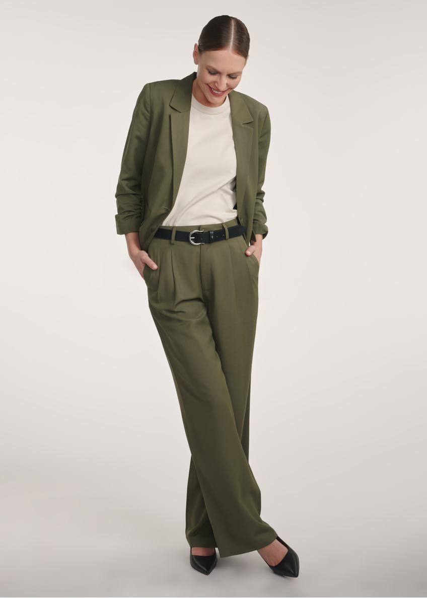 Spodnie damskie w kolorze khaki SPODT-0112-55(Z25), widok produktu z przodu na modelce, widoczna cała sylwetka.