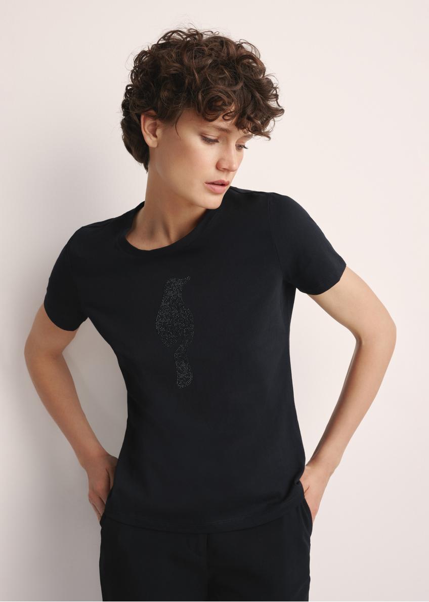 Czarny T-shirt damski z logo TSHDT-0148-99(Z25), widok produktu z przodu na modelce. Widoczna połowa sylwetki.