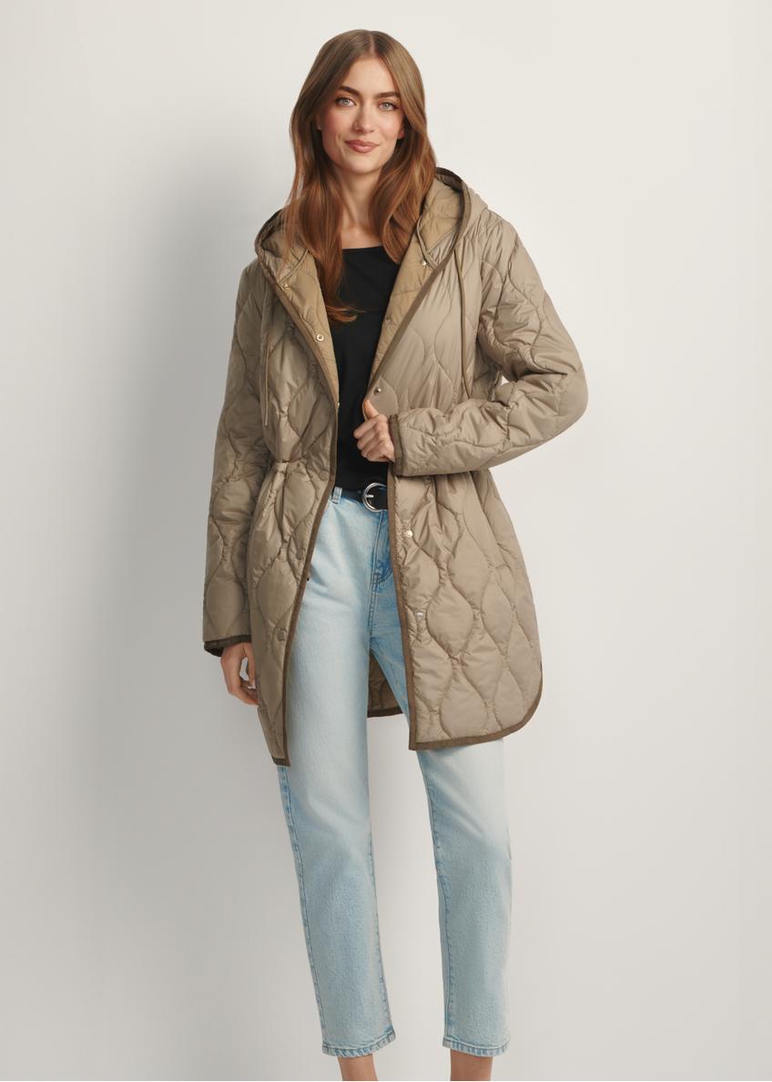 Ciemnobeżowa pikowana kurtka damska KURDT-0654-1B(W26), widok produktu z przodu na modelce. Widoczna cała sylwetka.