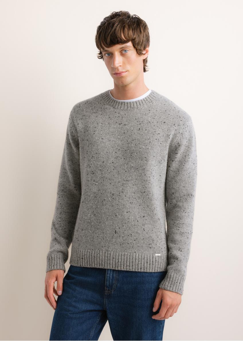 Jasnoszary sweter męski z wełną SWEMT-0173-9B(Z26), widok produktu z przodu na modelu. Widoczna połowa sylwetki.